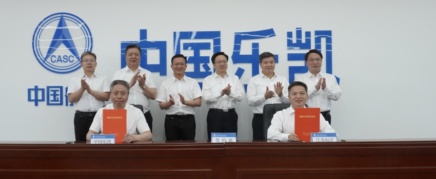 中國(guó)樂(lè)凱與宿遷市簽訂合作協(xié)議 侯景濱、李東會(huì)見(jiàn)宿遷市委書(shū)記陳忠偉并共同見(jiàn)證簽約