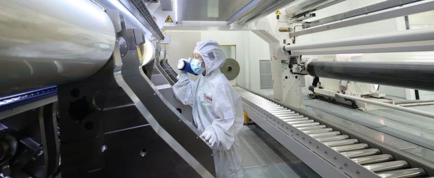 技術(shù)攻堅結(jié)碩果！合肥樂凱成功下線超寬幅超薄高端光學(xué)聚酯薄膜